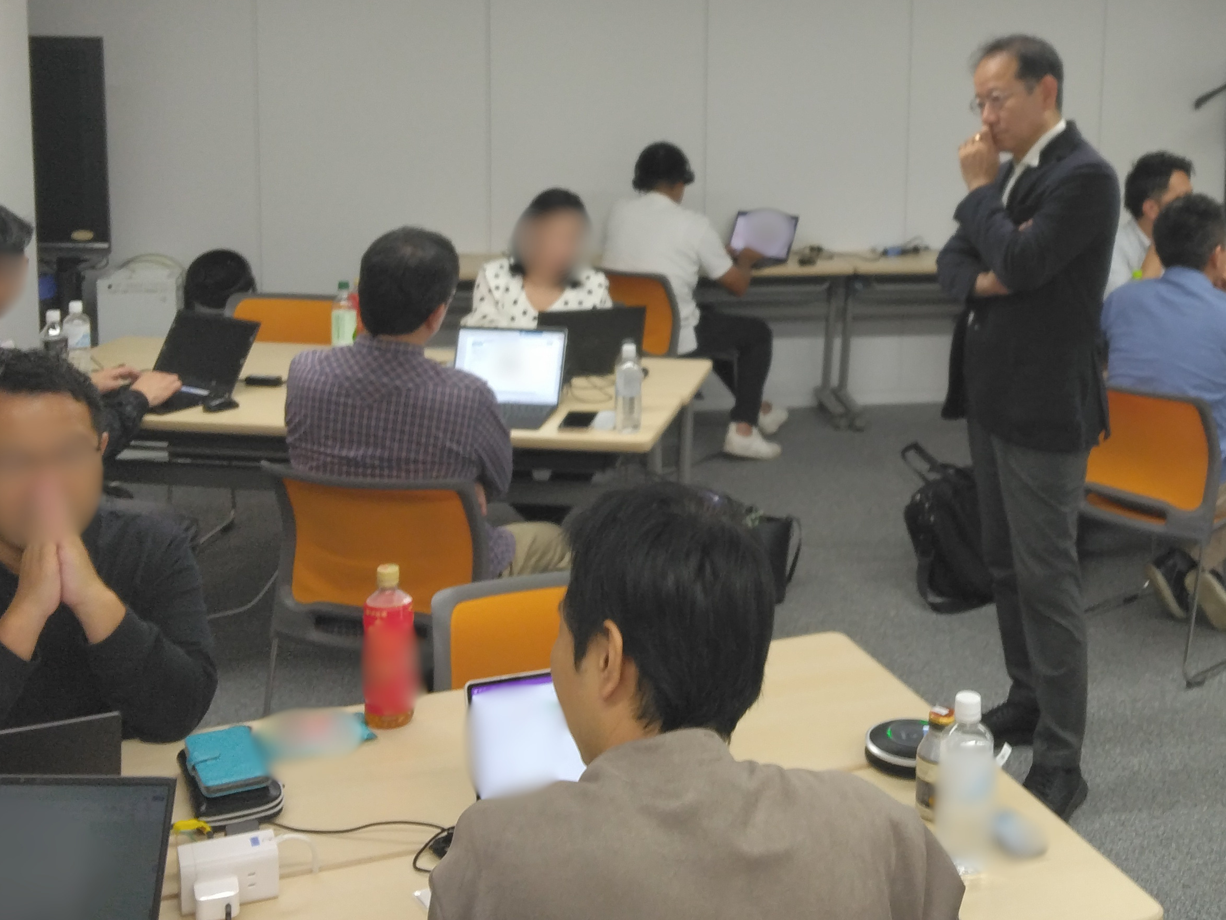  同質な集団で群れていては、一皮むける成長は出来ません。越境学習による他流試合が必要です。 ＡＳＢＳは様々な分野の日本を代表する第一人者の講師陣、多種多様な業界の受講者と議論と対話を繰り返します。